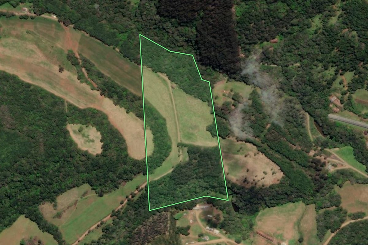 Imagem de satélite do imóvel rural em Arroio Trinta (SC), com o contorno declarado no CAR desenhado por cima.