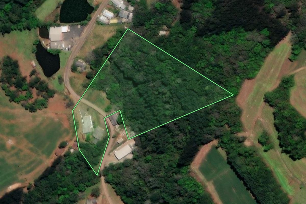 Imagem de satélite do imóvel rural em Arroio Trinta (SC), com o contorno declarado no CAR desenhado por cima.