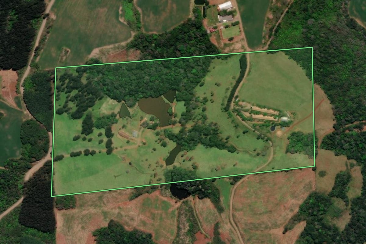 Imagem de satélite do imóvel rural em Arroio Trinta (SC), com o contorno declarado no CAR desenhado por cima.
