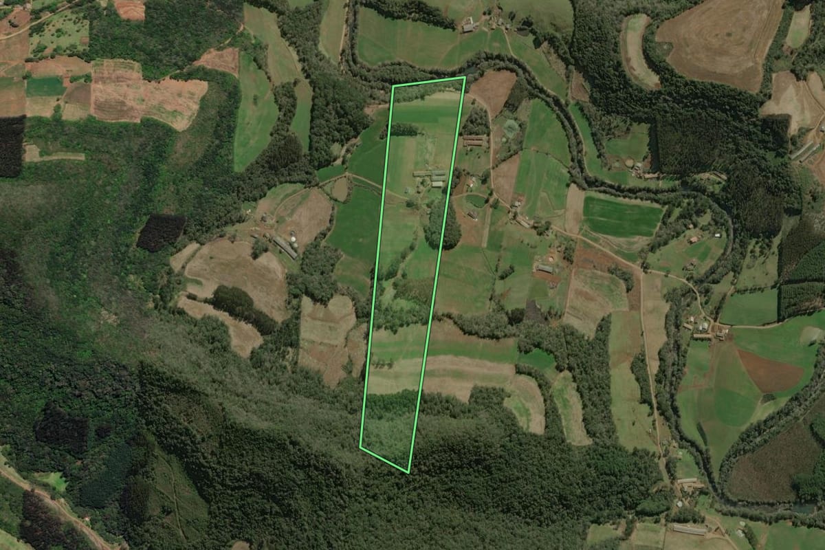 Imagem de satélite do imóvel rural em Arroio Trinta (SC), com o contorno declarado no CAR desenhado por cima.