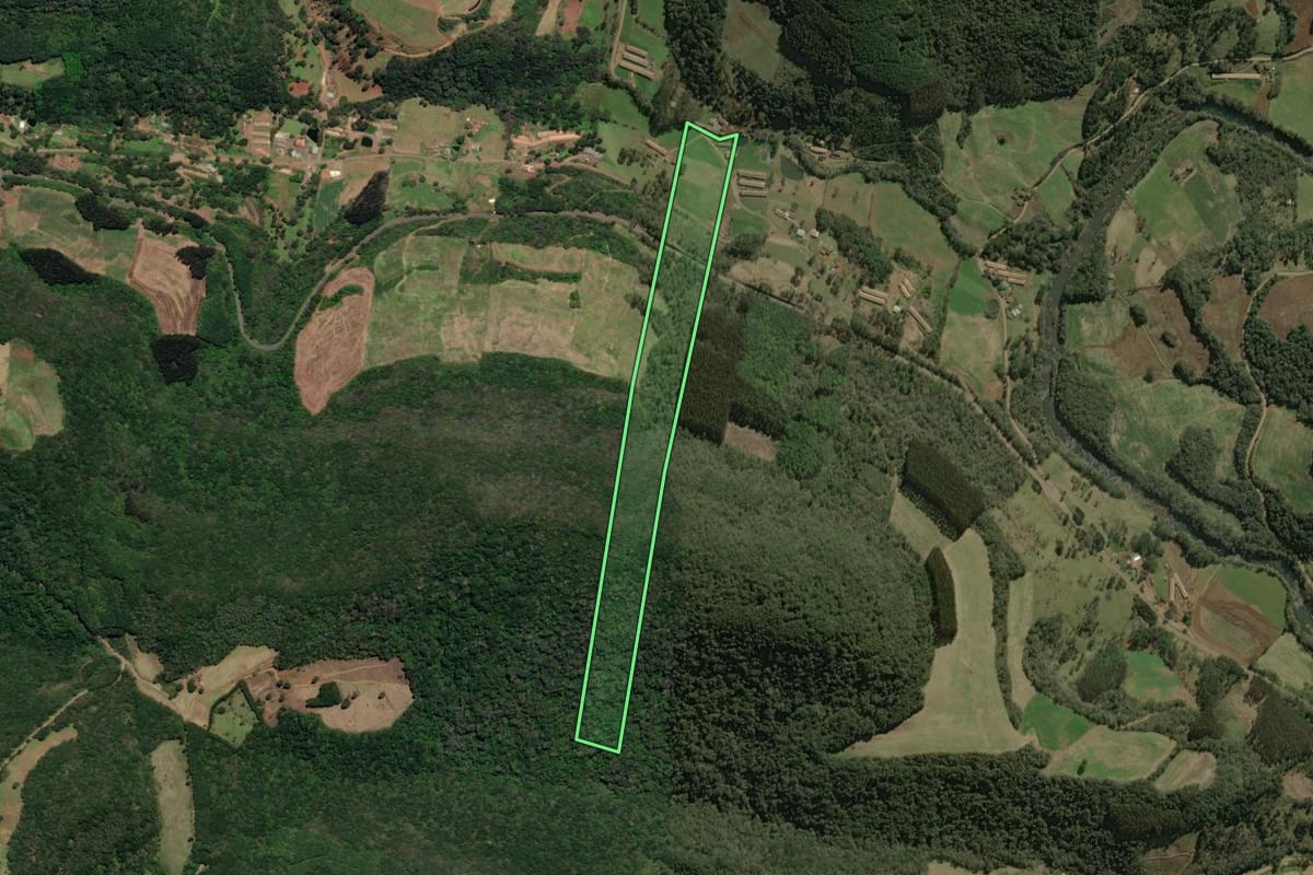 Imagem de satélite do imóvel rural em Arroio Trinta (SC), com o contorno declarado no CAR desenhado por cima.