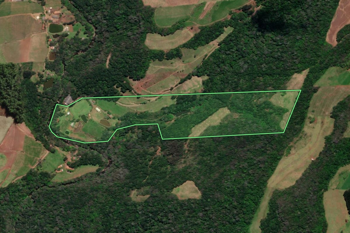 Imagem de satélite do imóvel rural em Arroio Trinta (SC), com o contorno declarado no CAR desenhado por cima.