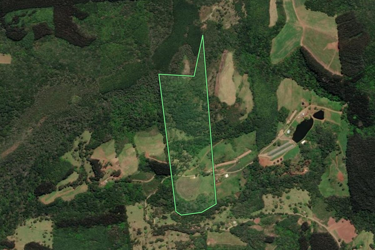 Imagem de satélite do imóvel rural em Arroio Trinta (SC), com o contorno declarado no CAR desenhado por cima.