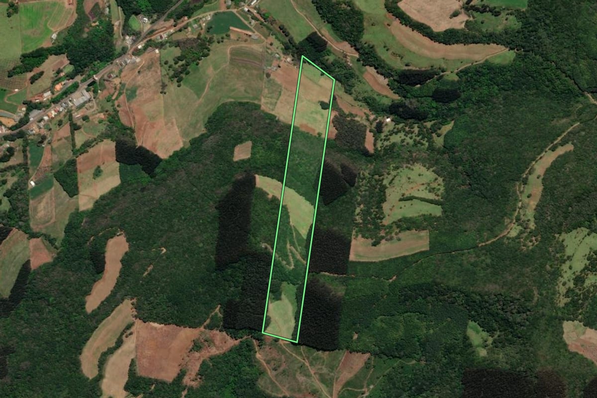 Imagem de satélite do imóvel rural em Arroio Trinta (SC), com o contorno declarado no CAR desenhado por cima.