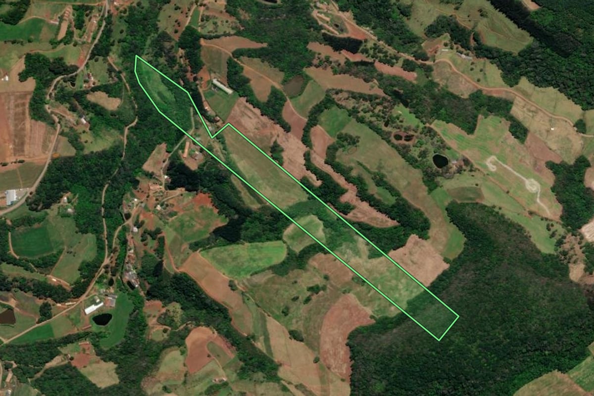 Imagem de satélite do imóvel rural em Arroio Trinta (SC), com o contorno declarado no CAR desenhado por cima.