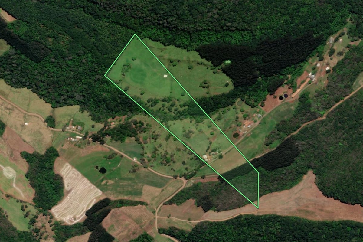 Imagem de satélite do imóvel rural em Arroio Trinta (SC), com o contorno declarado no CAR desenhado por cima.