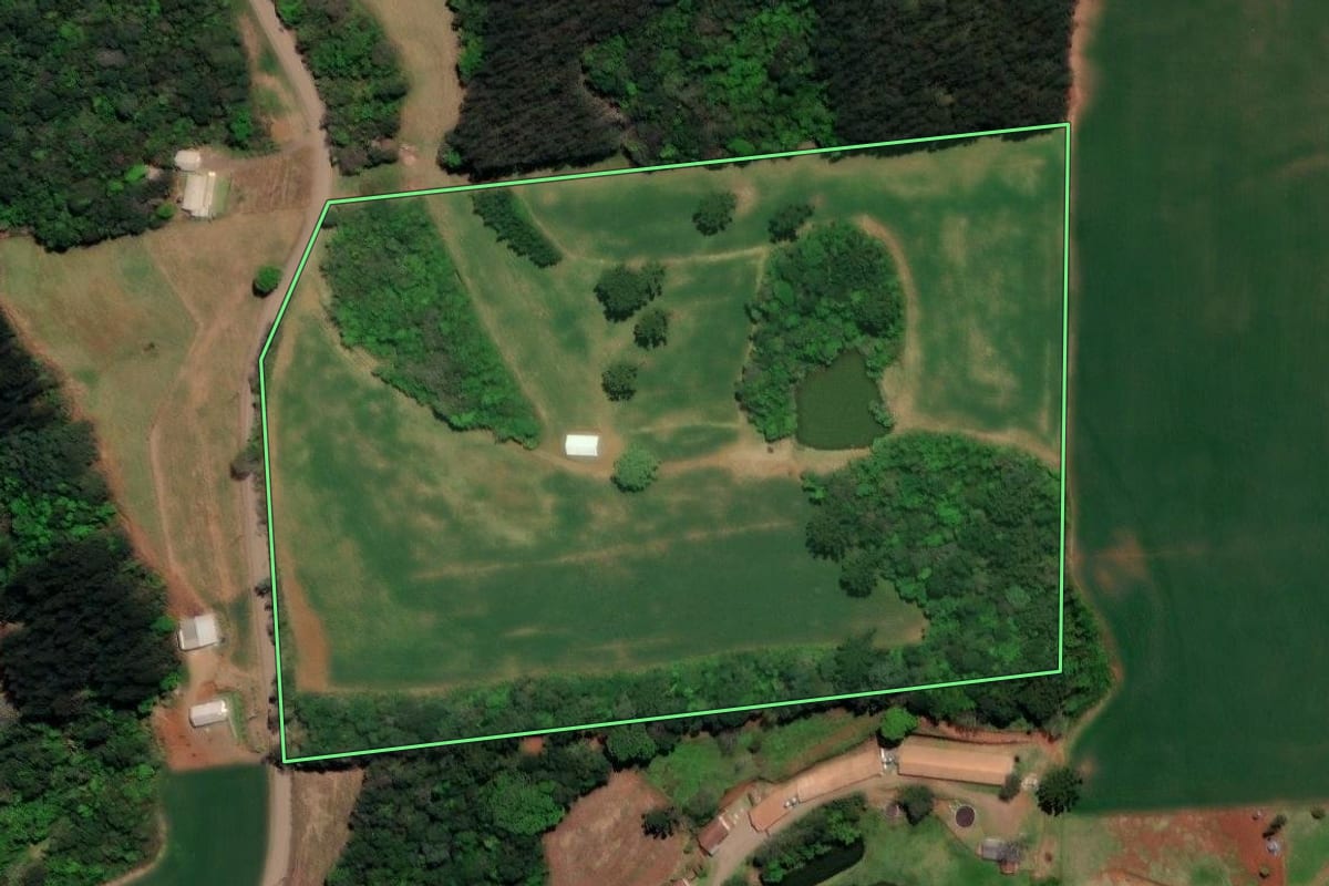 Imagem de satélite do imóvel rural em Arroio Trinta (SC), com o contorno declarado no CAR desenhado por cima.