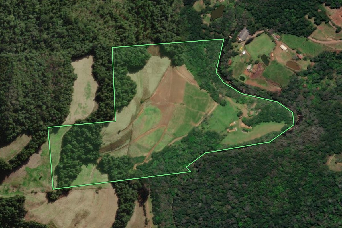 Imagem de satélite do imóvel rural em Arroio Trinta (SC), com o contorno declarado no CAR desenhado por cima.