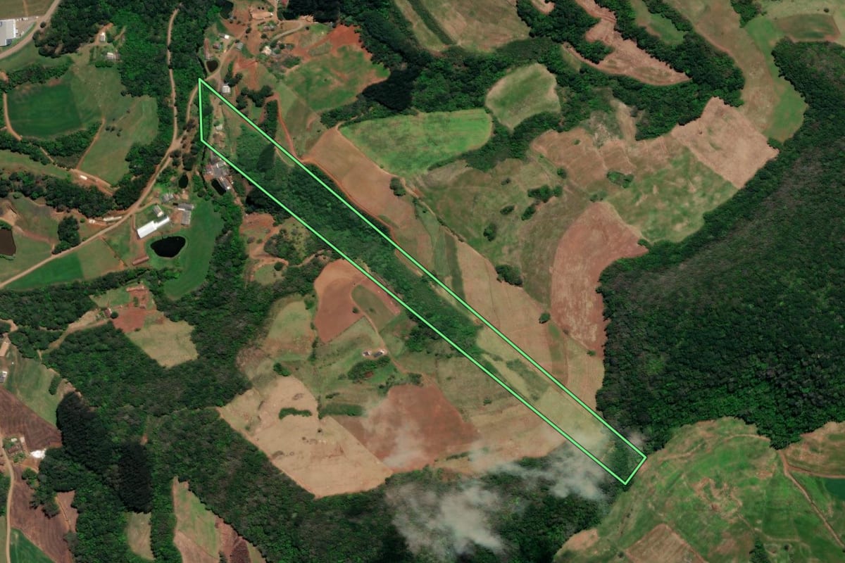 Imagem de satélite do imóvel rural em Arroio Trinta (SC), com o contorno declarado no CAR desenhado por cima.