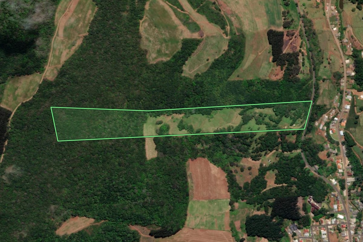 Imagem de satélite do imóvel rural em Arroio Trinta (SC), com o contorno declarado no CAR desenhado por cima.