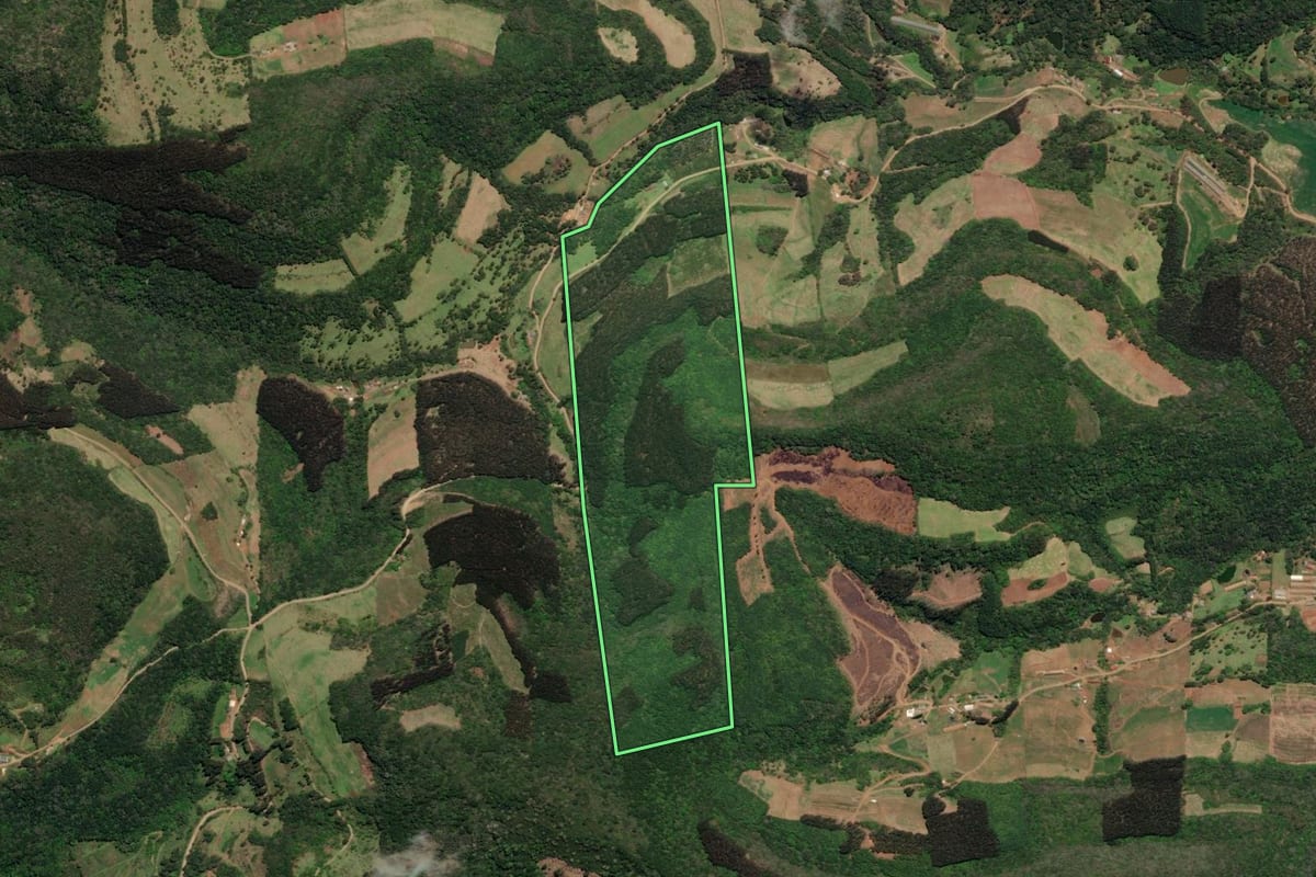 Imagem de satélite do imóvel rural em Arroio Trinta (SC), com o contorno declarado no CAR desenhado por cima.