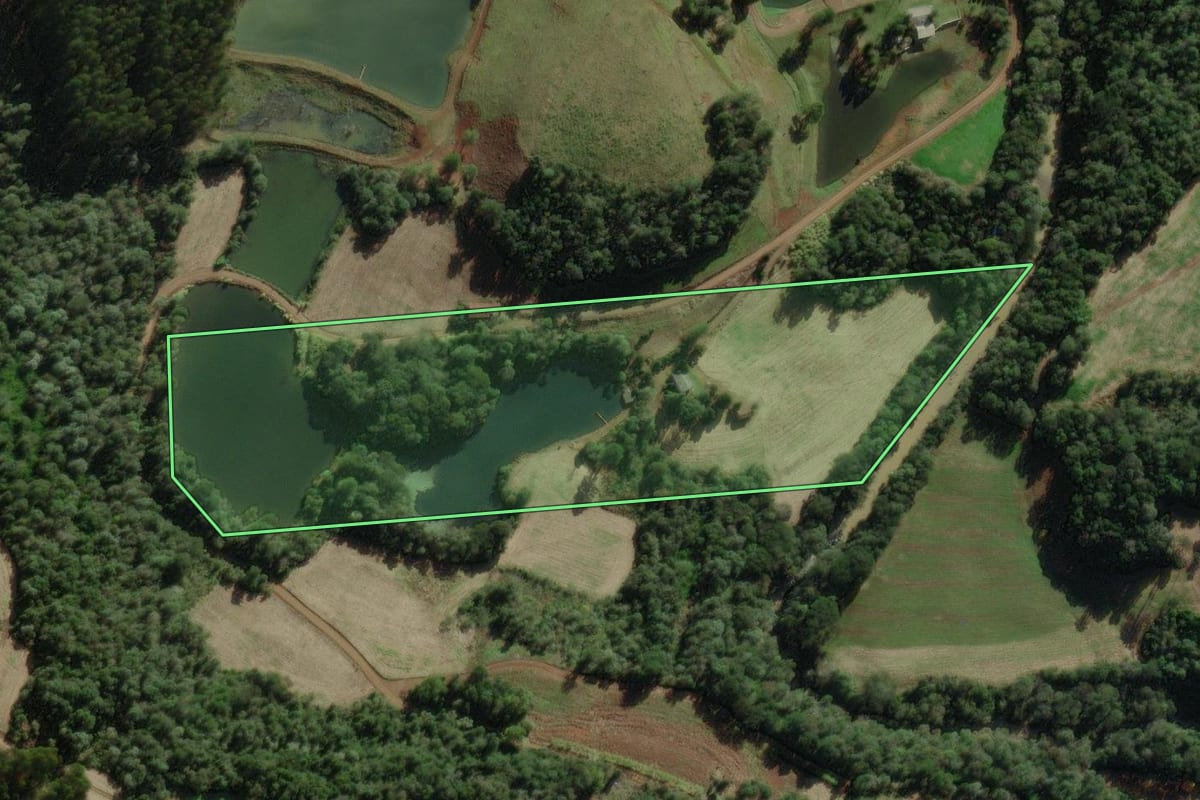 Imagem de satélite do imóvel rural em Arroio Trinta (SC), com o contorno declarado no CAR desenhado por cima.