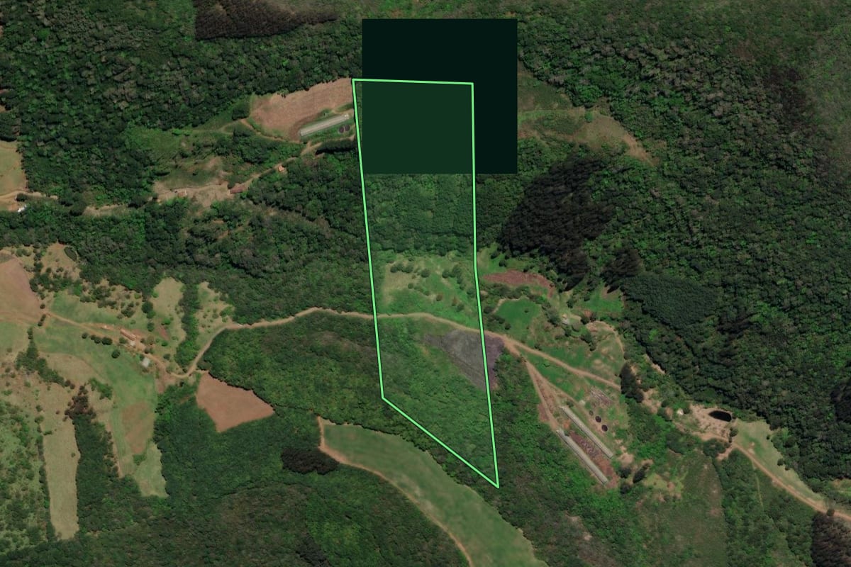 Imagem de satélite do imóvel rural em Arroio Trinta (SC), com o contorno declarado no CAR desenhado por cima.