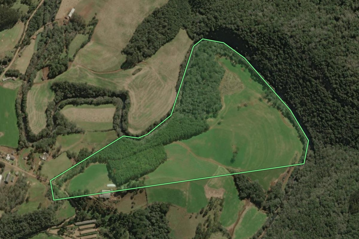 Imagem de satélite do imóvel rural em Arroio Trinta (SC), com o contorno declarado no CAR desenhado por cima.