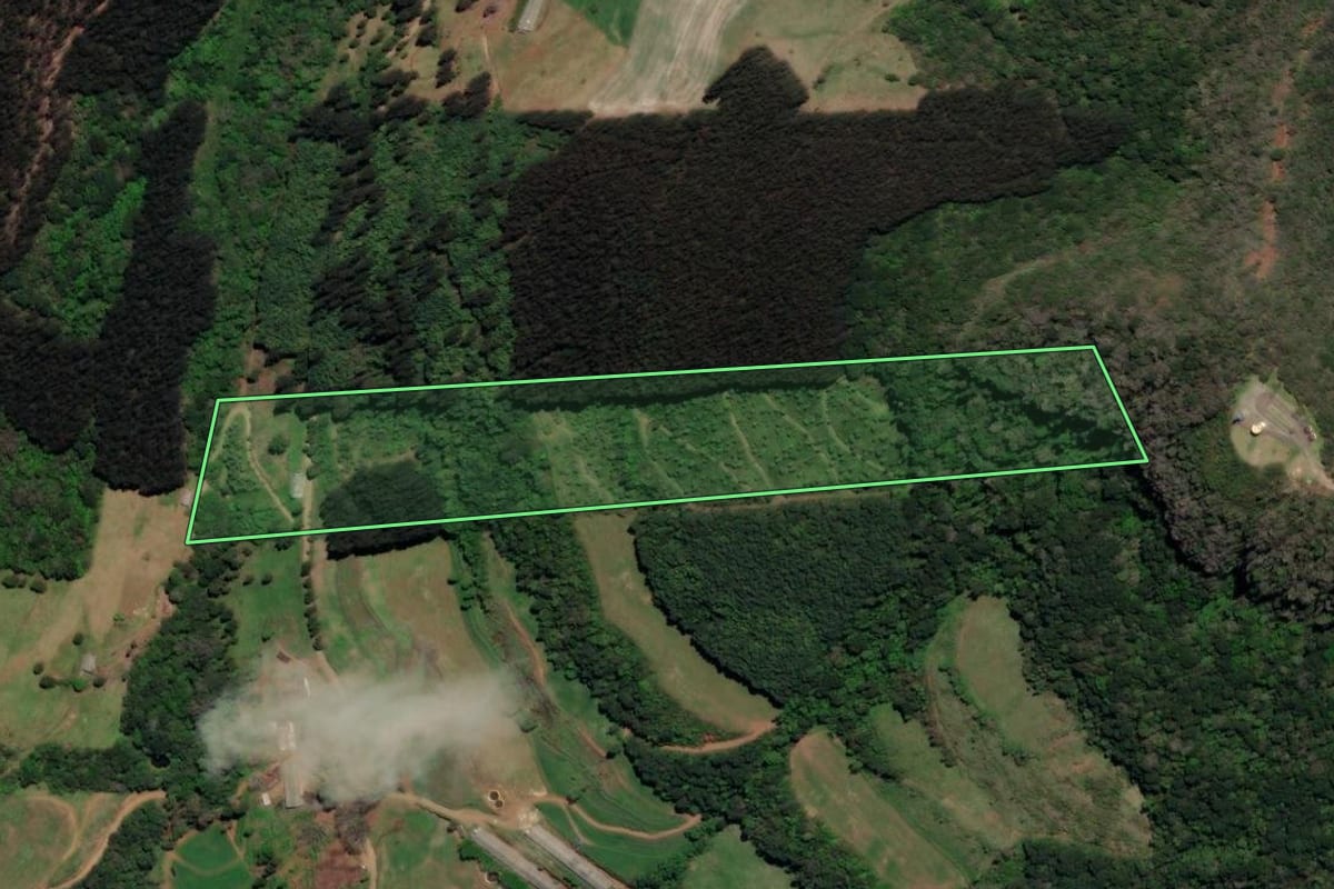Imagem de satélite do imóvel rural em Arroio Trinta (SC), com o contorno declarado no CAR desenhado por cima.