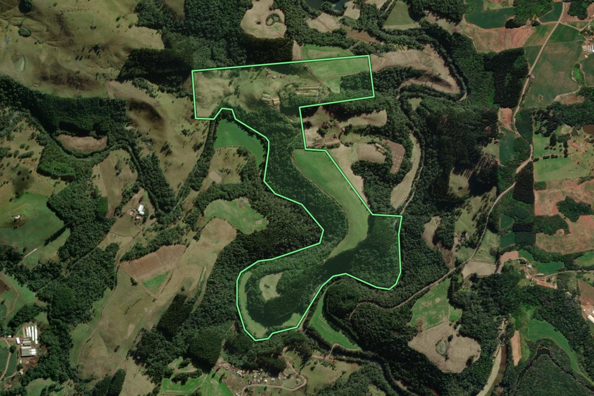 Imagem de satélite do imóvel rural em Arroio Trinta (SC), com o contorno declarado no CAR desenhado por cima.