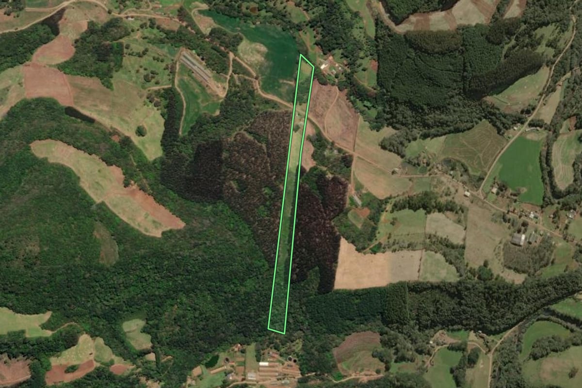 Imagem de satélite do imóvel rural em Arroio Trinta (SC), com o contorno declarado no CAR desenhado por cima.