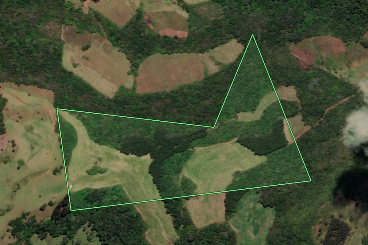 Imagem de satélite do imóvel rural em Arroio Trinta (SC), com o contorno declarado no CAR desenhado por cima.