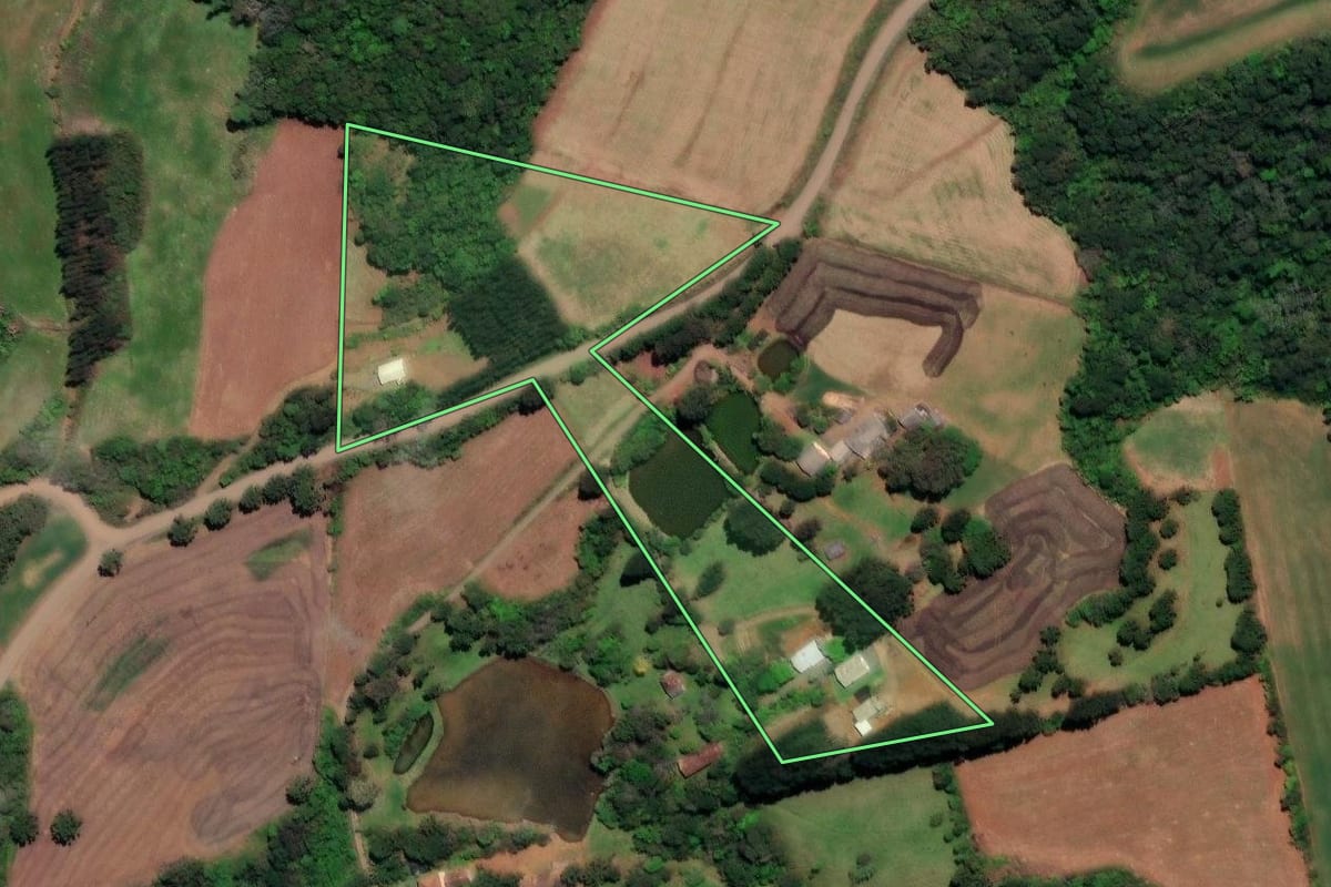 Imagem de satélite do imóvel rural em Arroio Trinta (SC), com o contorno declarado no CAR desenhado por cima.