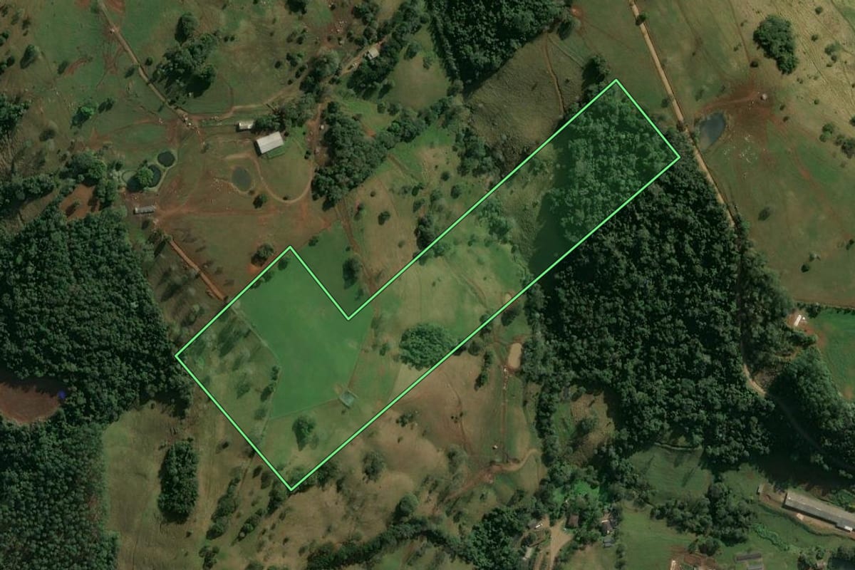 Imagem de satélite do imóvel rural em Arvoredo (SC), com o contorno declarado no CAR desenhado por cima.