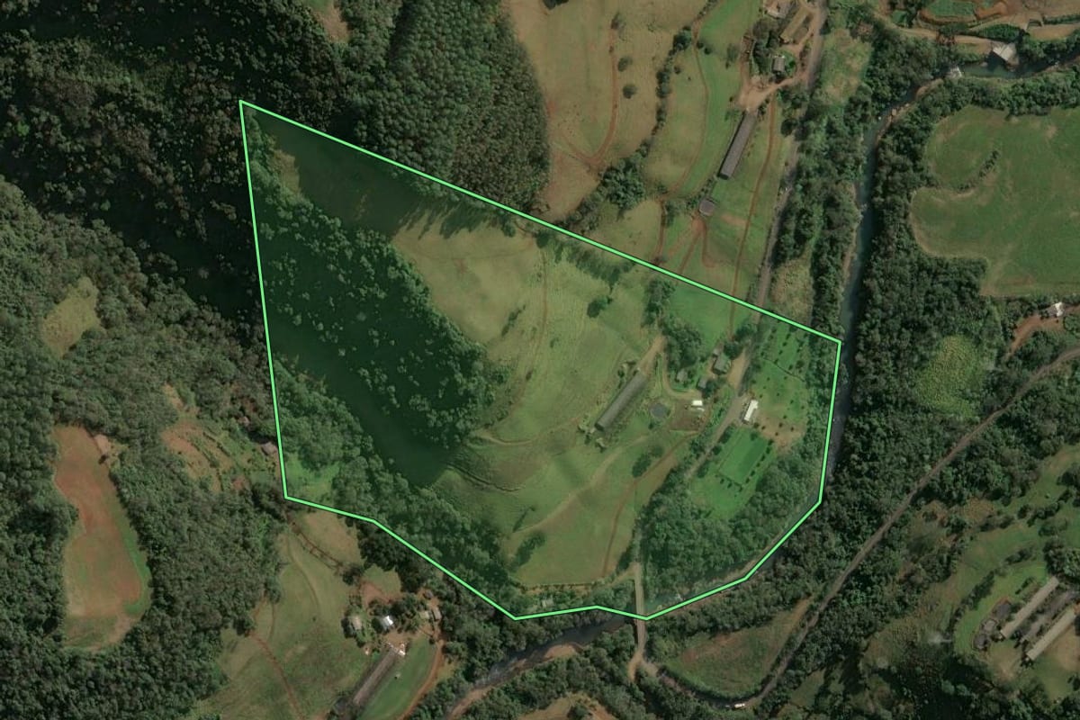 Imagem de satélite do imóvel rural em Arvoredo (SC), com o contorno declarado no CAR desenhado por cima.