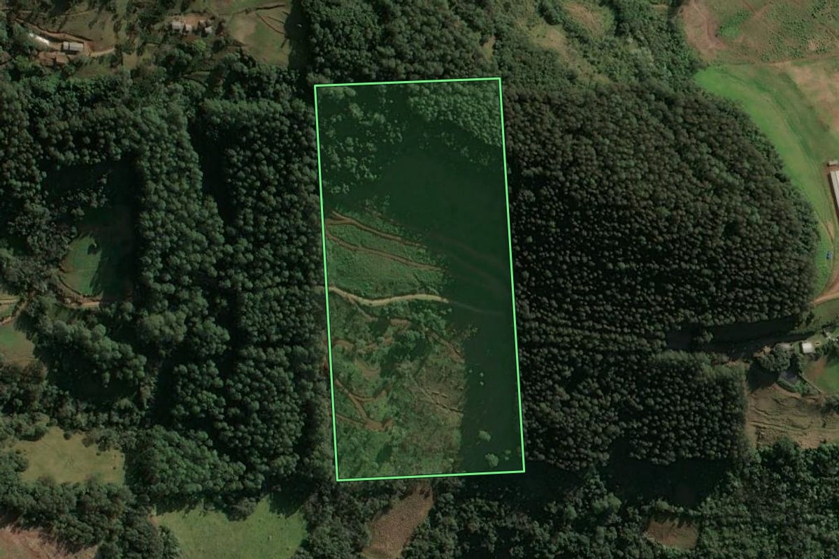 Imagem de satélite do imóvel rural em Arvoredo (SC), com o contorno declarado no CAR desenhado por cima.