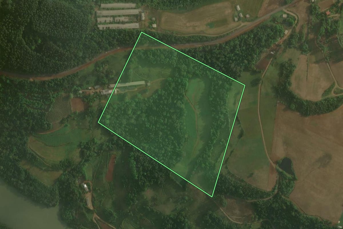 Imagem de satélite do imóvel rural em Arvoredo (SC), com o contorno declarado no CAR desenhado por cima.