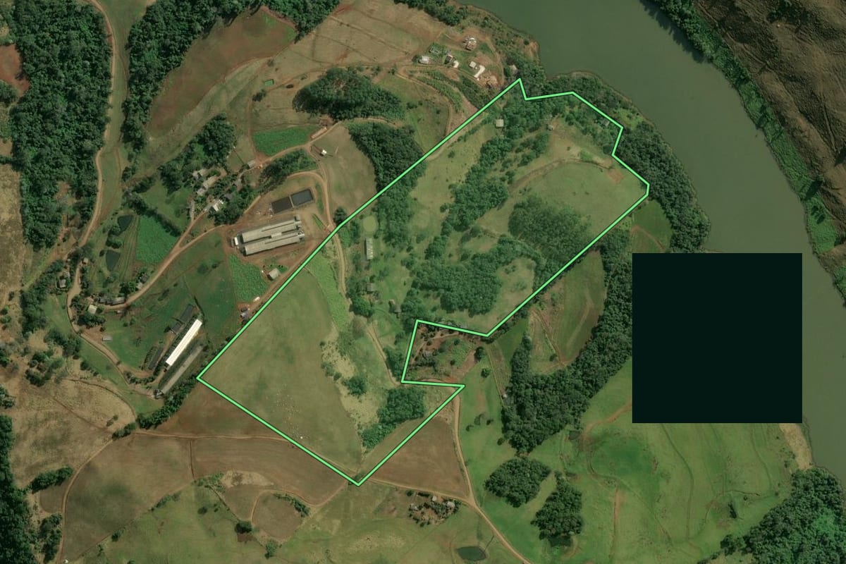 Imagem de satélite do imóvel rural em Arvoredo (SC), com o contorno declarado no CAR desenhado por cima.