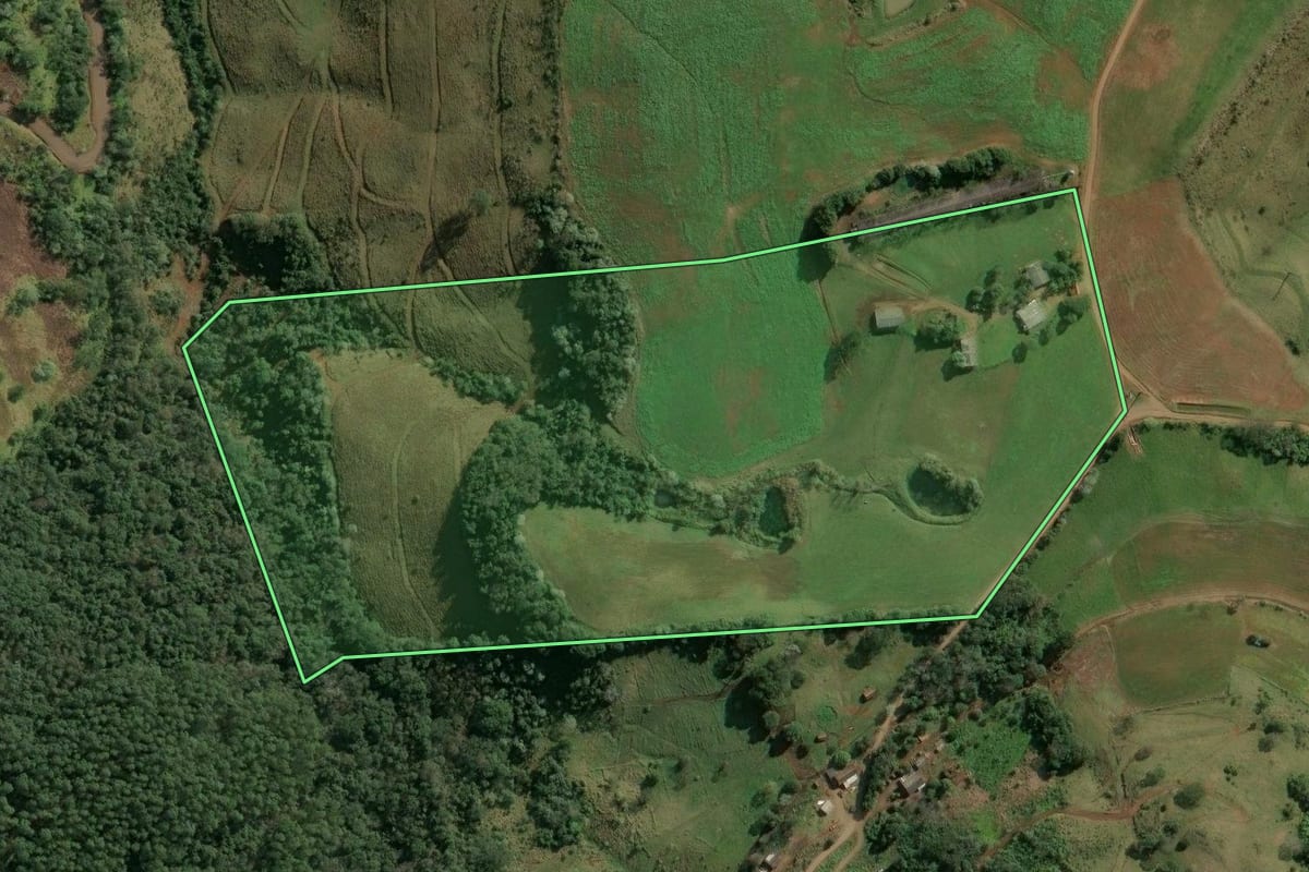 Imagem de satélite do imóvel rural em Arvoredo (SC), com o contorno declarado no CAR desenhado por cima.