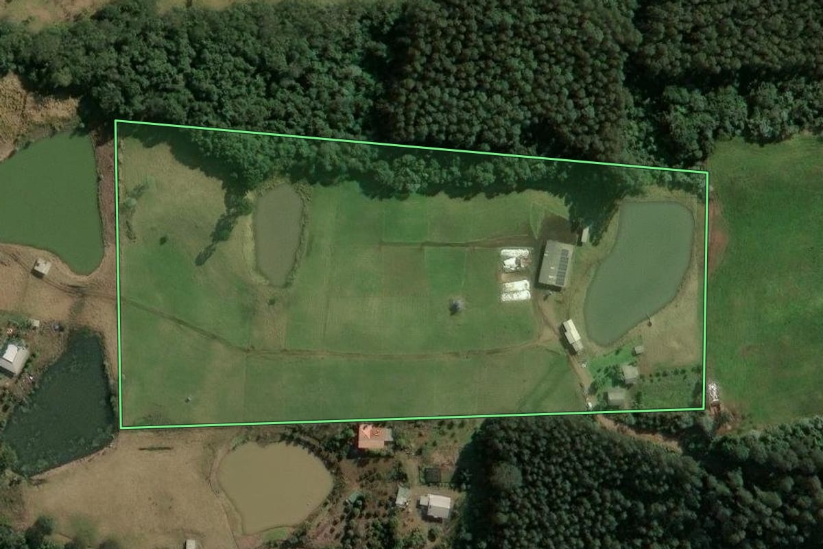 Imagem de satélite do imóvel rural em Arvoredo (SC), com o contorno declarado no CAR desenhado por cima.