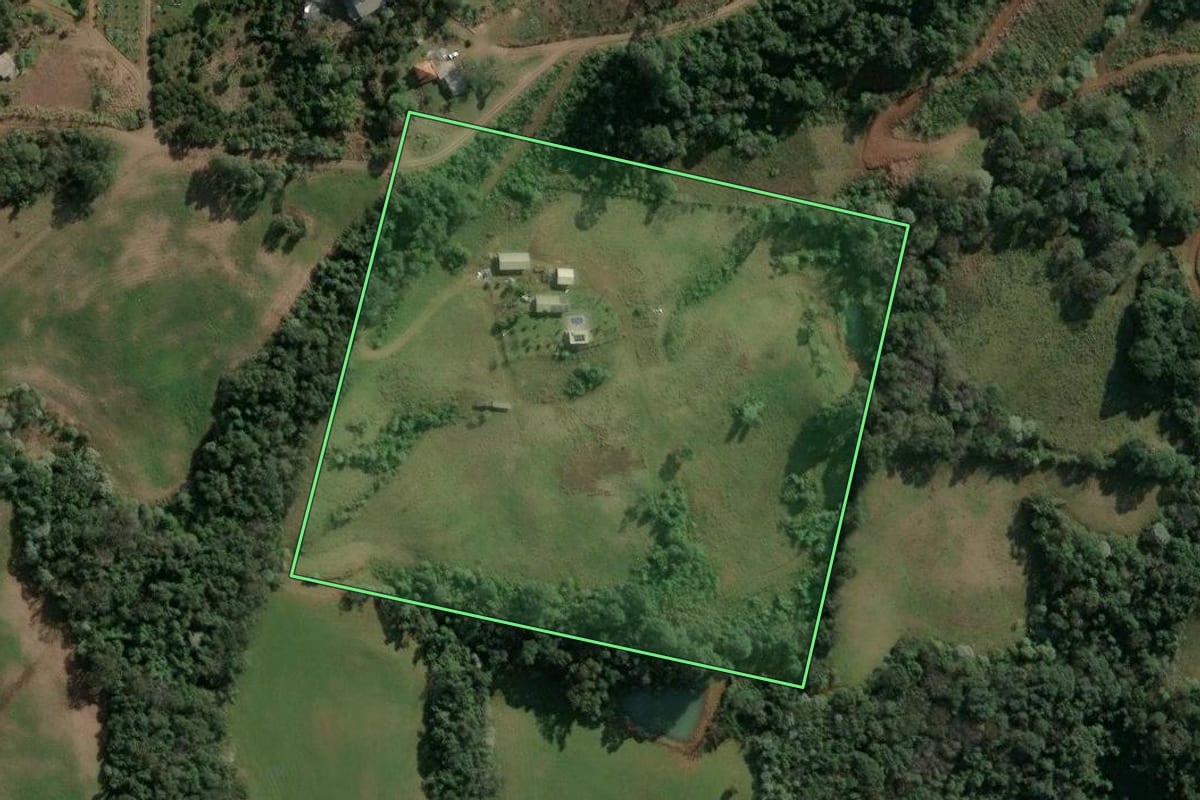 Imagem de satélite do imóvel rural em Arvoredo (SC), com o contorno declarado no CAR desenhado por cima.