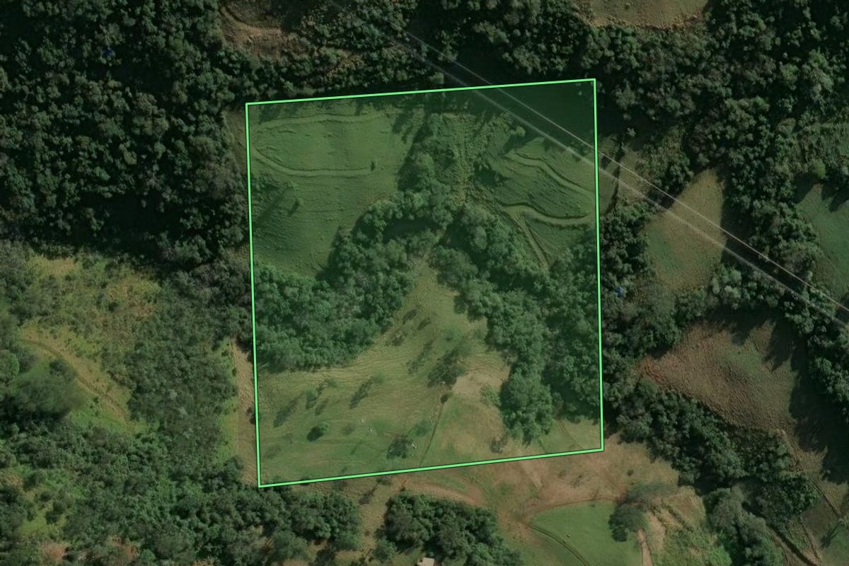 Imagem de satélite do imóvel rural em Arvoredo (SC), com o contorno declarado no CAR desenhado por cima.