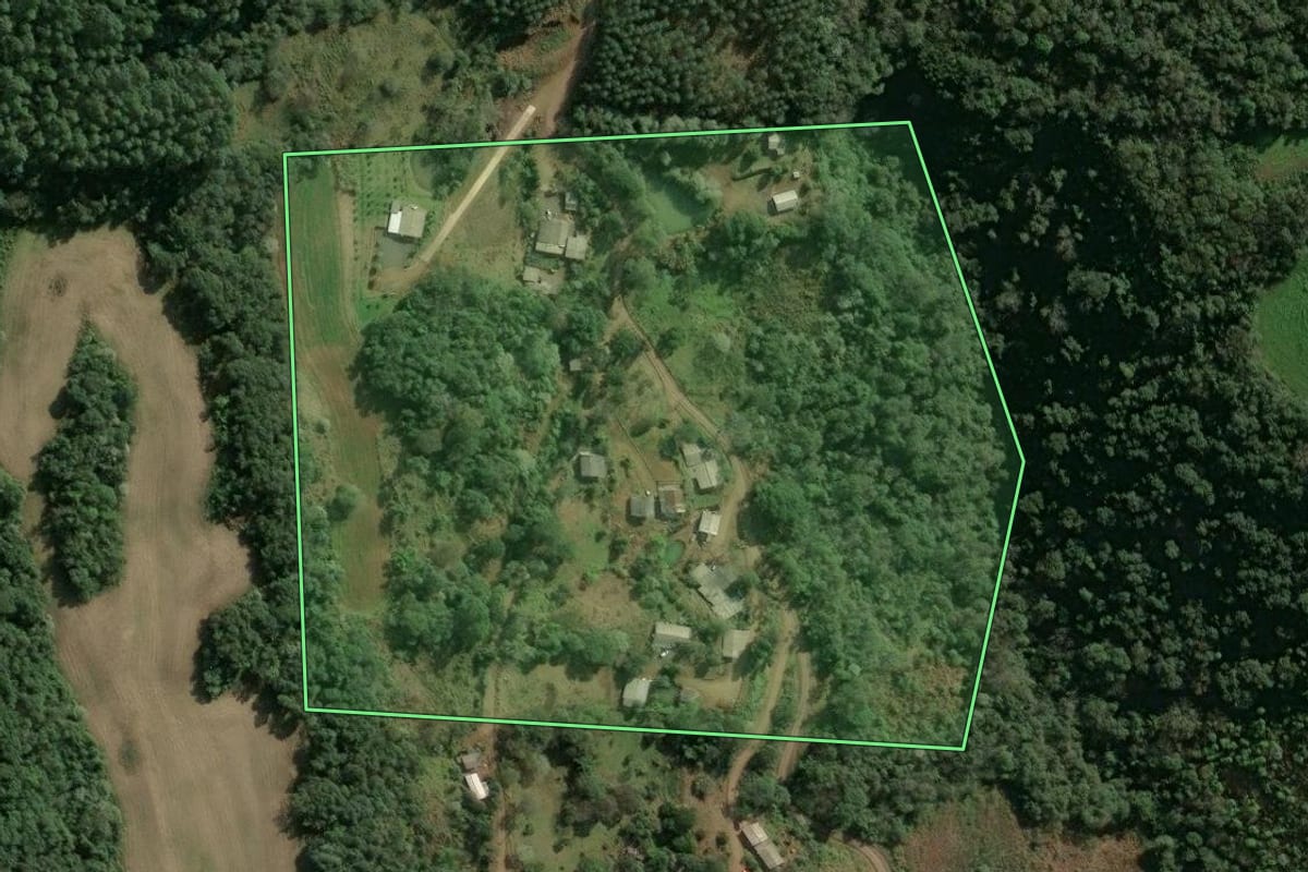 Imagem de satélite do imóvel rural em Arvoredo (SC), com o contorno declarado no CAR desenhado por cima.
