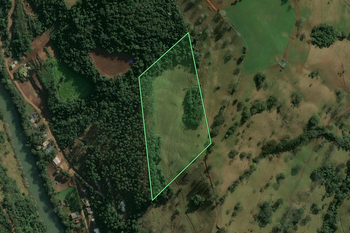 Imagem de satélite do imóvel rural em Arvoredo (SC), com o contorno declarado no CAR desenhado por cima.