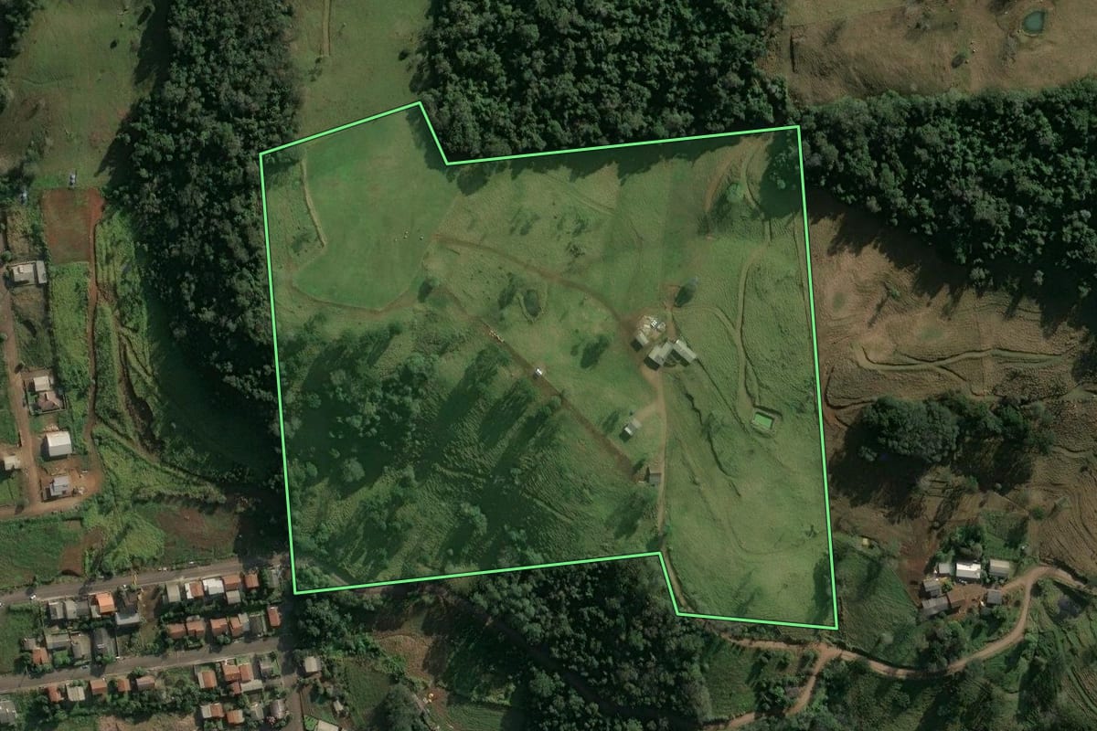 Imagem de satélite do imóvel rural em Arvoredo (SC), com o contorno declarado no CAR desenhado por cima.