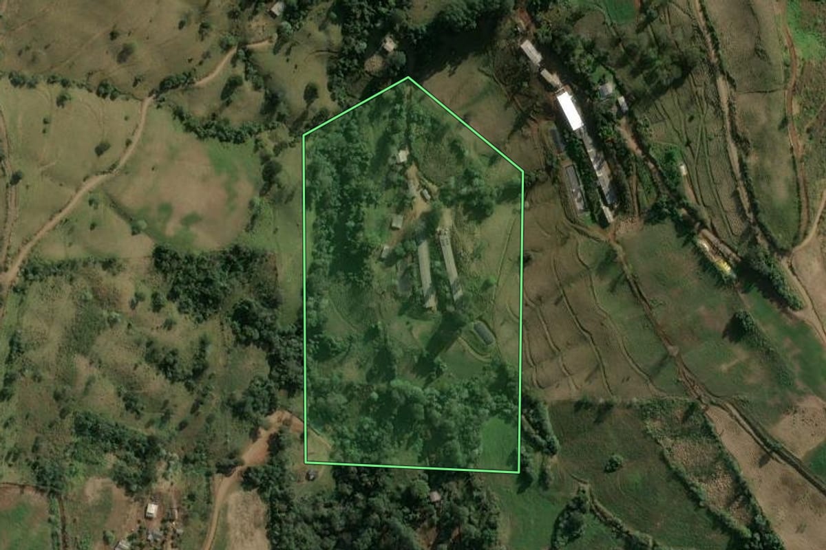 Imagem de satélite do imóvel rural em Arvoredo (SC), com o contorno declarado no CAR desenhado por cima.