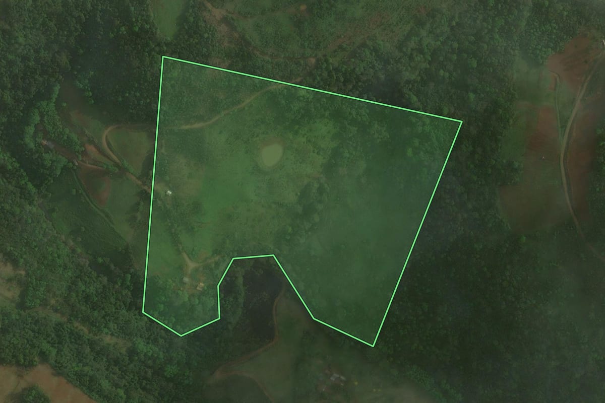 Imagem de satélite do imóvel rural em Arvoredo (SC), com o contorno declarado no CAR desenhado por cima.