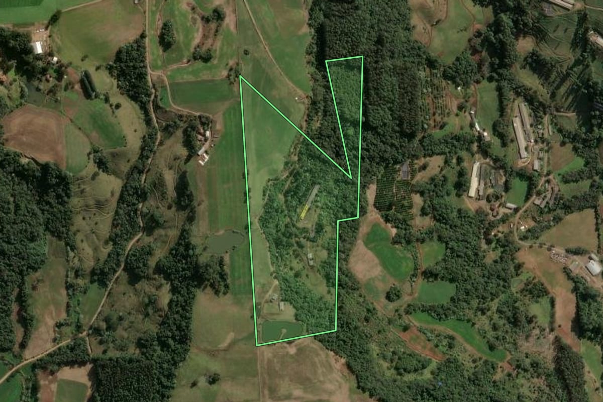 Imagem de satélite do imóvel rural em Arvoredo (SC), com o contorno declarado no CAR desenhado por cima.