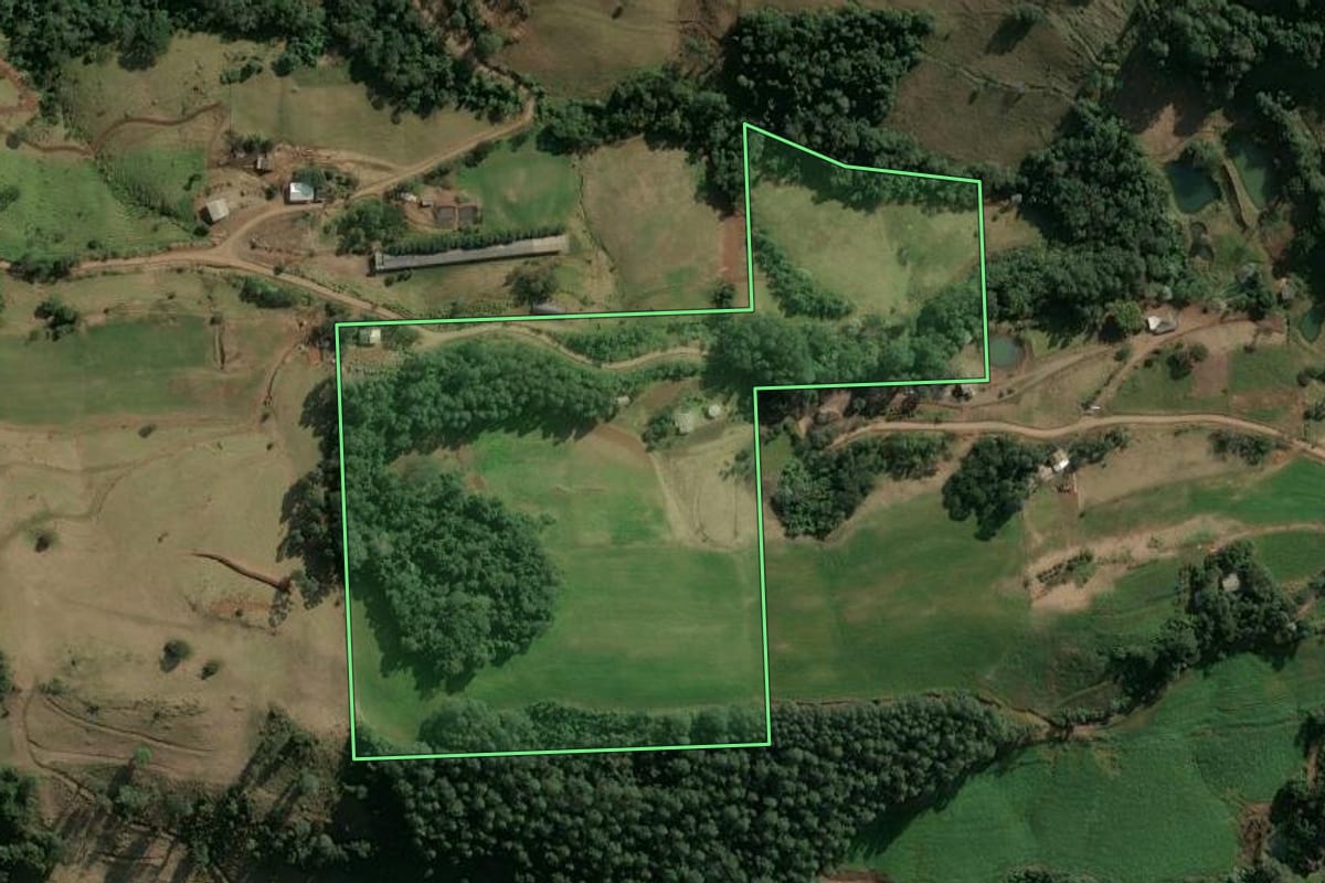 Imagem de satélite do imóvel rural em Arvoredo (SC), com o contorno declarado no CAR desenhado por cima.