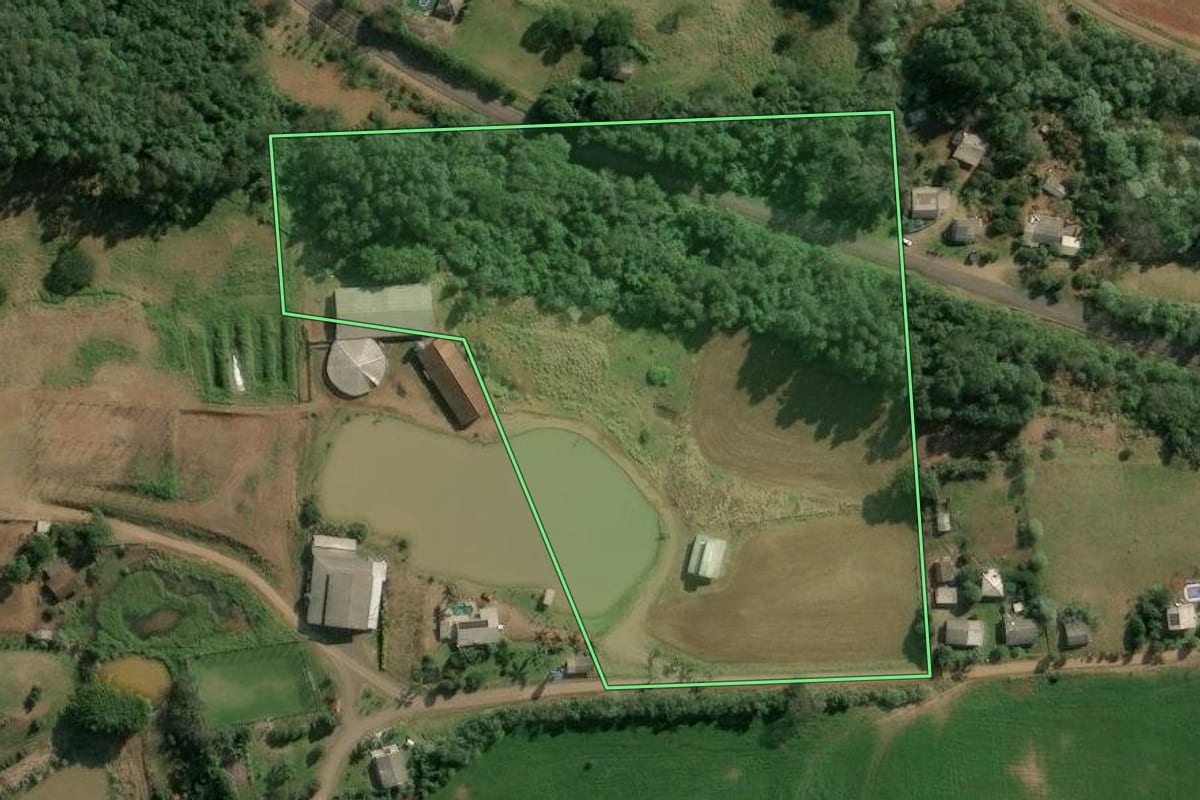 Imagem de satélite do imóvel rural em Arvoredo (SC), com o contorno declarado no CAR desenhado por cima.