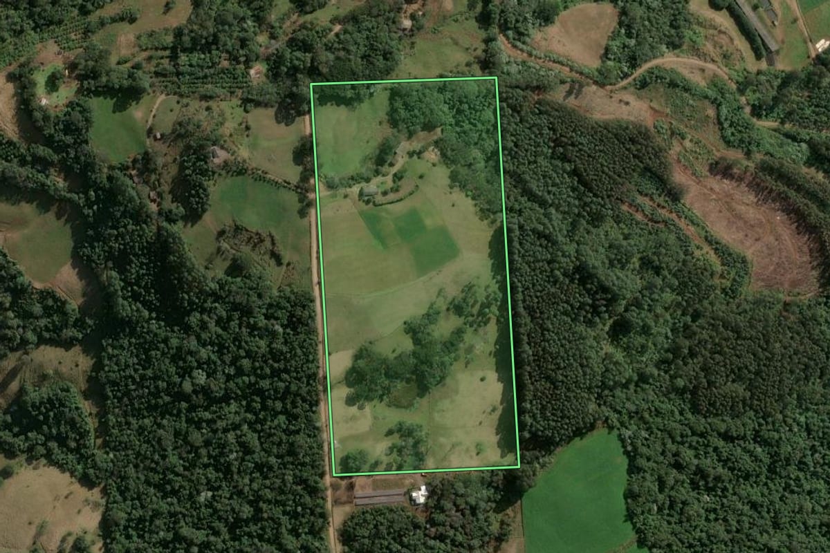 Imagem de satélite do imóvel rural em Arvoredo (SC), com o contorno declarado no CAR desenhado por cima.