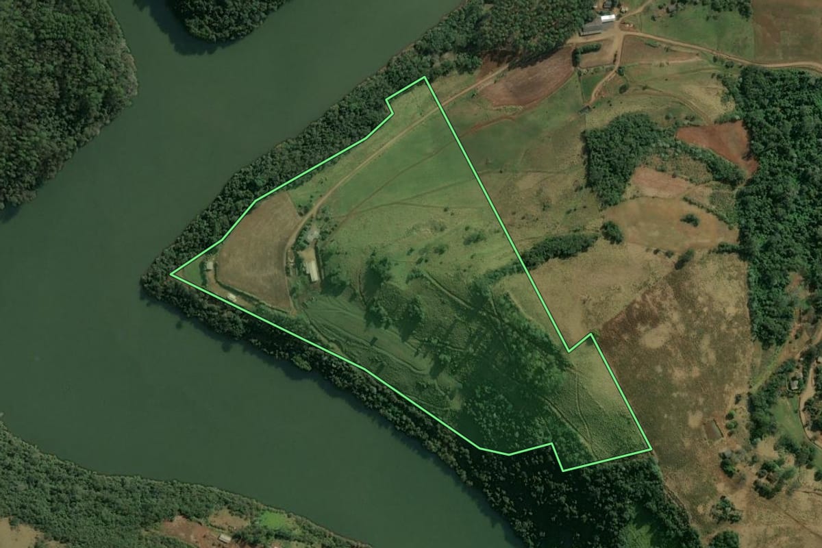 Imagem de satélite do imóvel rural em Arvoredo (SC), com o contorno declarado no CAR desenhado por cima.