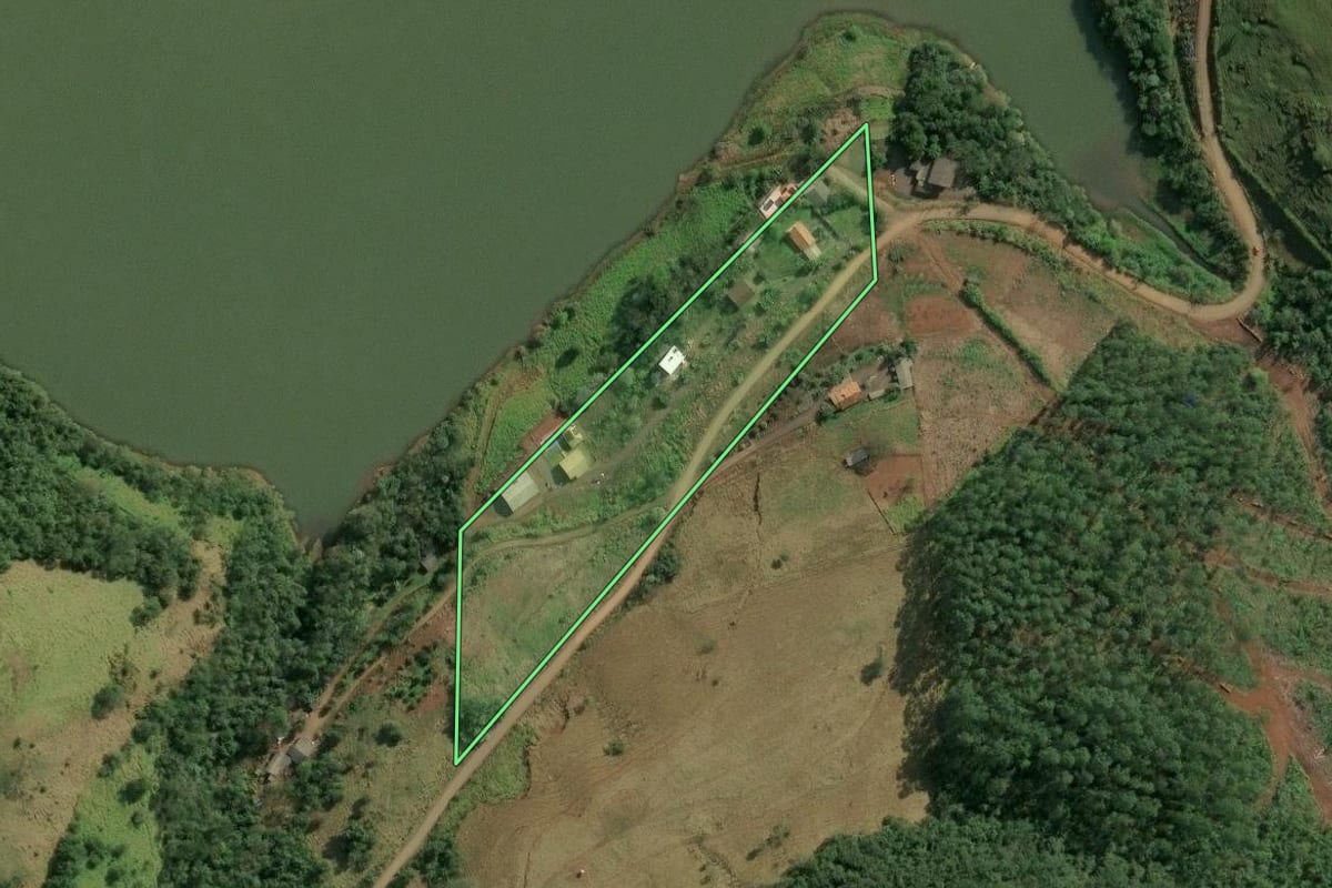 Imagem de satélite do imóvel rural em Arvoredo (SC), com o contorno declarado no CAR desenhado por cima.