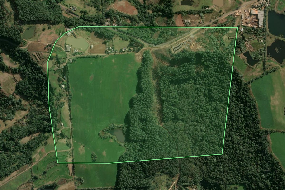 Imagem de satélite do imóvel rural em Arvoredo (SC), com o contorno declarado no CAR desenhado por cima.
