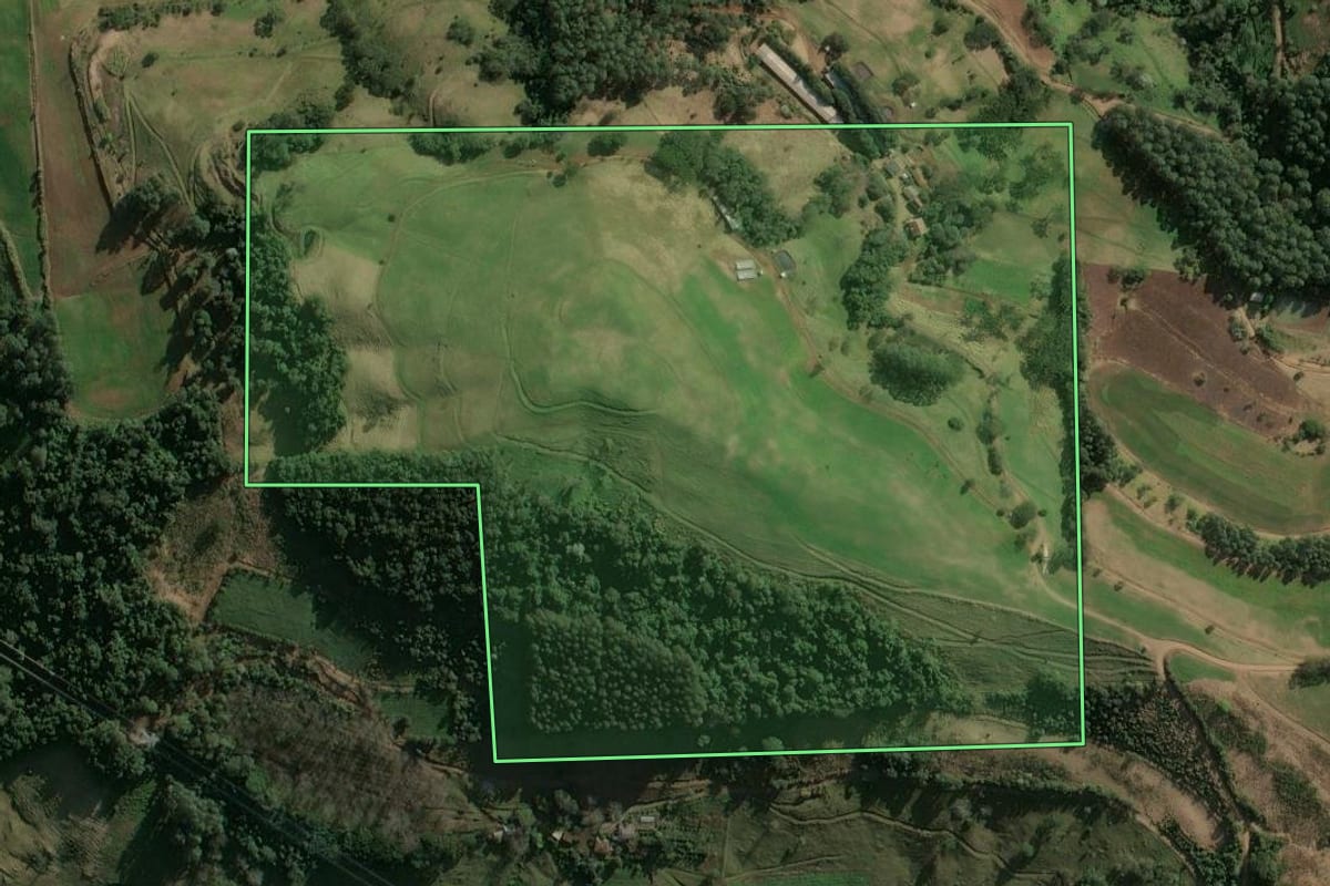 Imagem de satélite do imóvel rural em Arvoredo (SC), com o contorno declarado no CAR desenhado por cima.