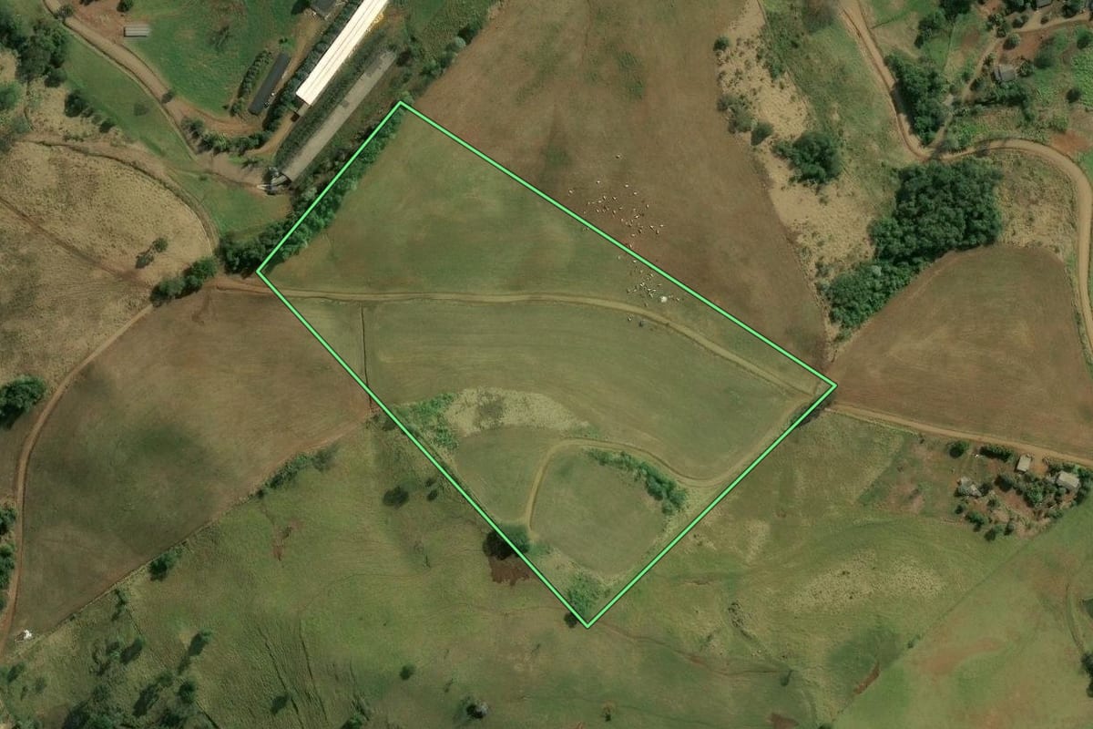 Imagem de satélite do imóvel rural em Arvoredo (SC), com o contorno declarado no CAR desenhado por cima.