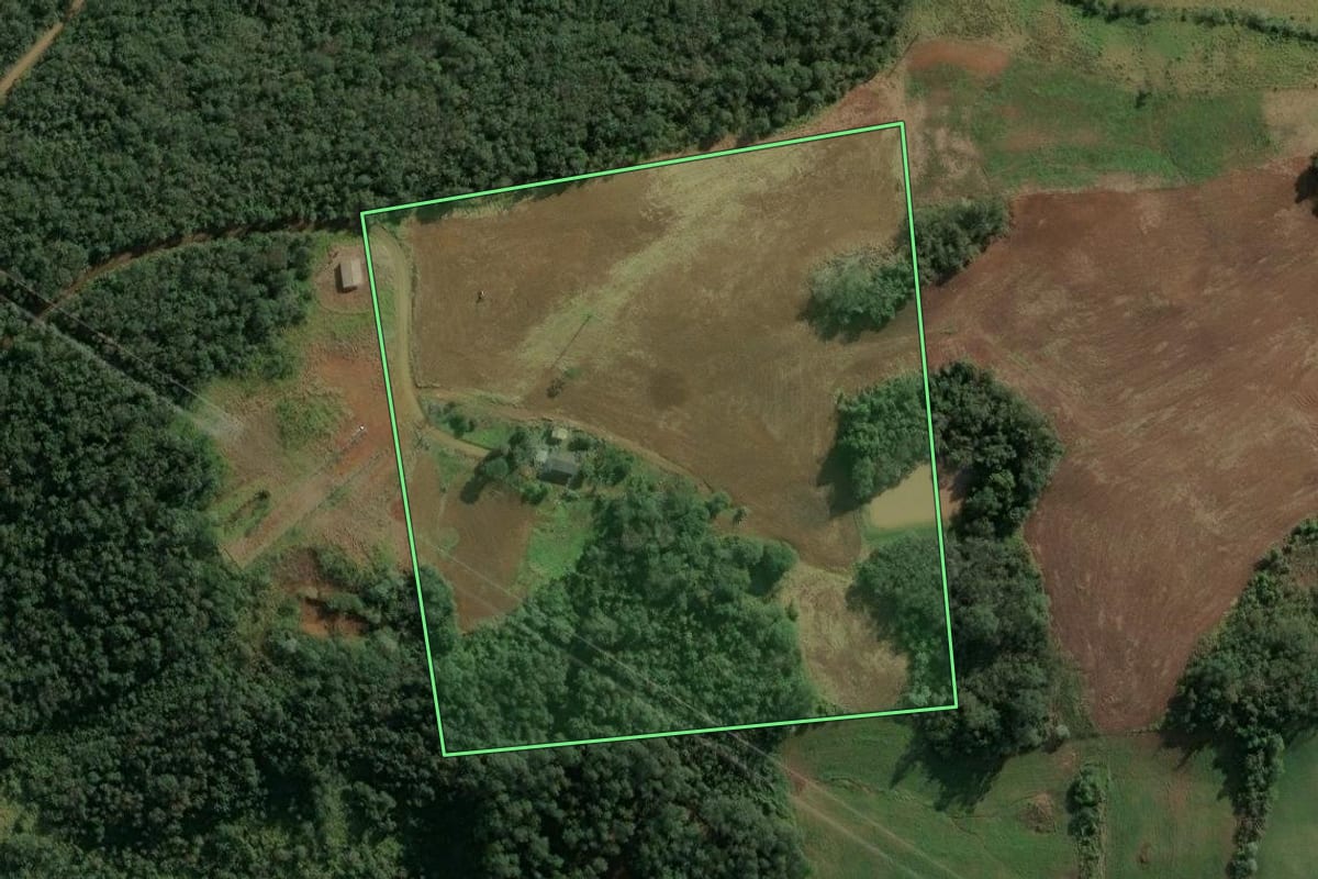 Imagem de satélite do imóvel rural em Arvoredo (SC), com o contorno declarado no CAR desenhado por cima.