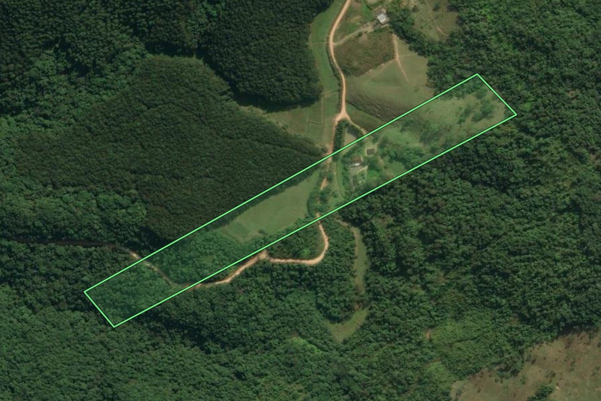Imagem de satélite do imóvel rural em Ascurra (SC), com o contorno declarado no CAR desenhado por cima.