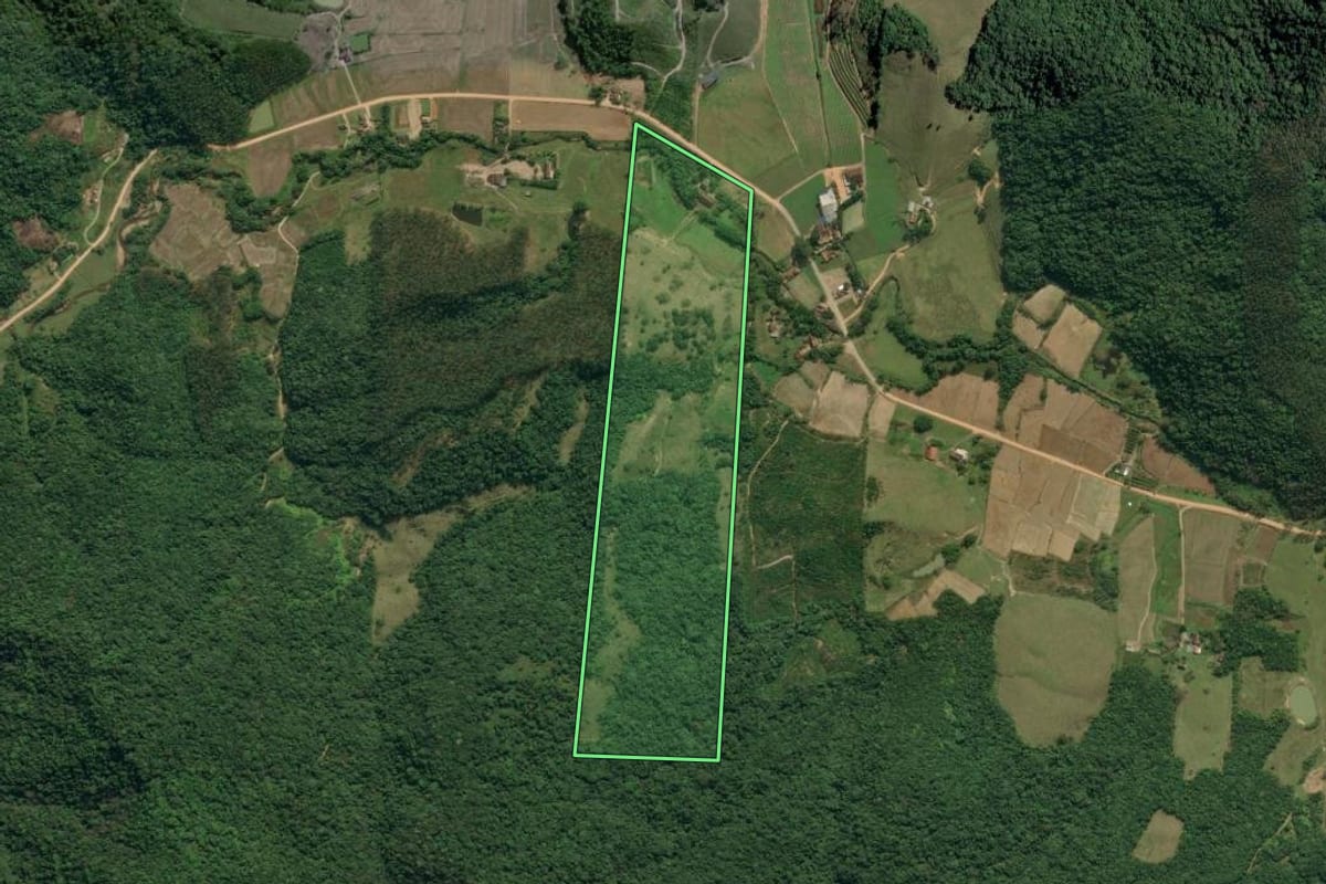 Imagem de satélite do imóvel rural em Ascurra (SC), com o contorno declarado no CAR desenhado por cima.