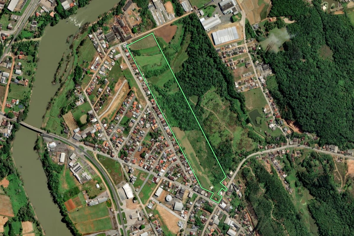 Imagem de satélite do imóvel rural em Ascurra (SC), com o contorno declarado no CAR desenhado por cima.